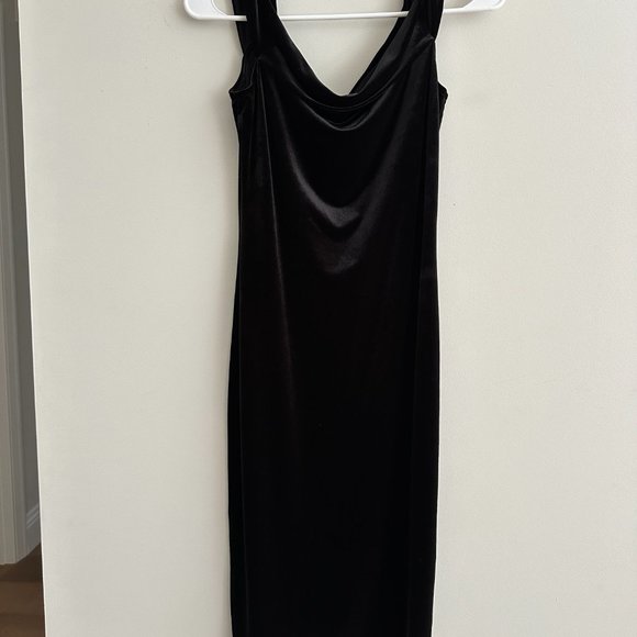 1. State Off Shoulder Black Velvet Dress Size 6 FREE SHIPPING - Picture 4 of 4